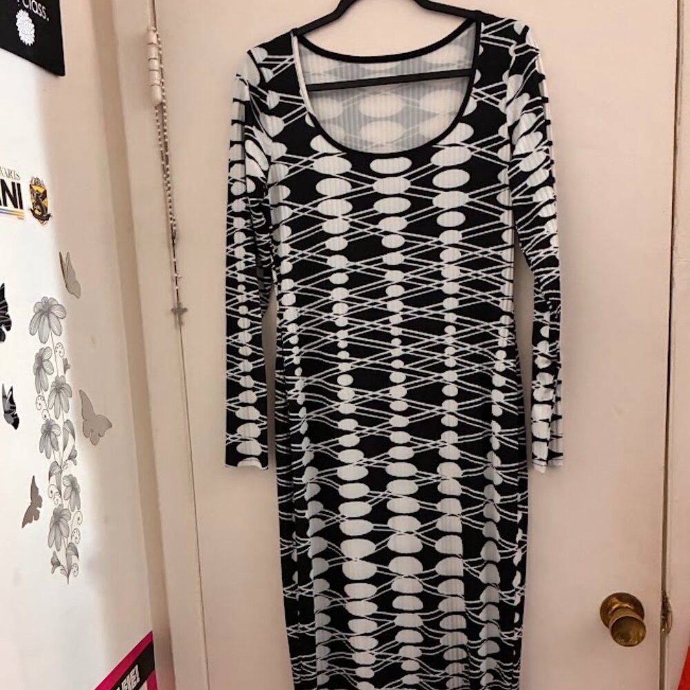 Black & White Patterned Long Sleeve Maxi Dress – Size Large